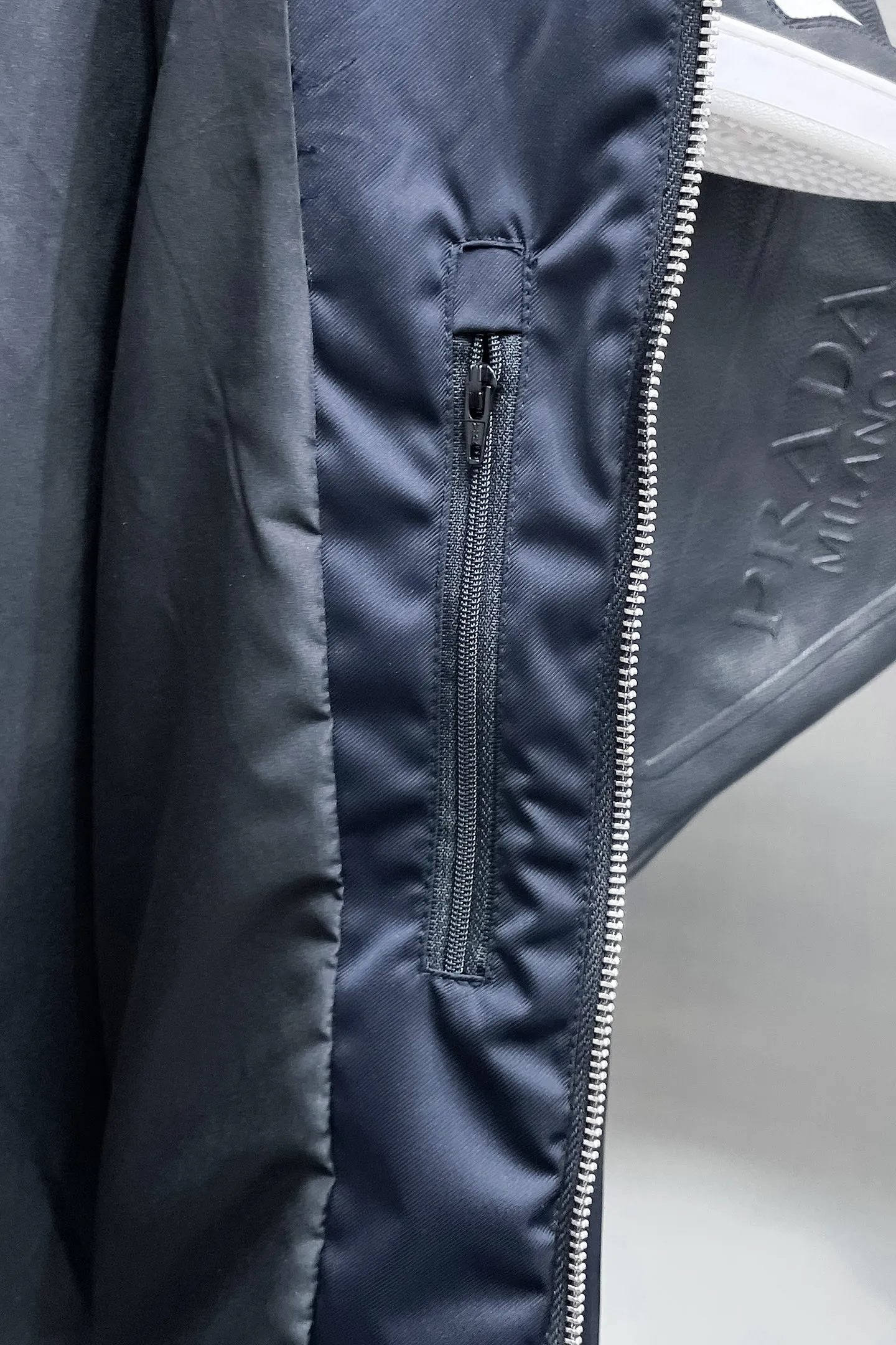 Armani official website Same Style, complete with three labels, on sale in advance. 2026 Autumn and Winter New Arrival men's jacket, Original with complete three labels, Premium version. Custom-made fabrics at the counter. Breathable, high comfort, impeccable details, brand element design concept, reflecting high quality. It feels delicate and soft, presents a casual cut, and has a great upper body shape. Sizes: M～3XL,